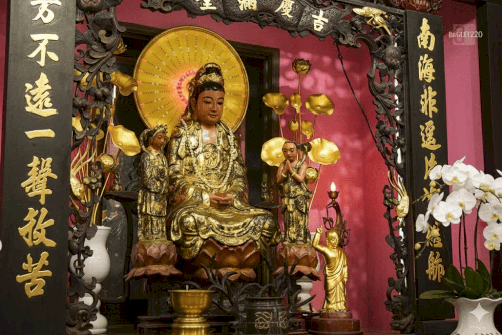 Tucked within the Jade Emperor Pagoda, the Guanyin Shrine is dedicated to the Goddess of Mercy - Guanyin